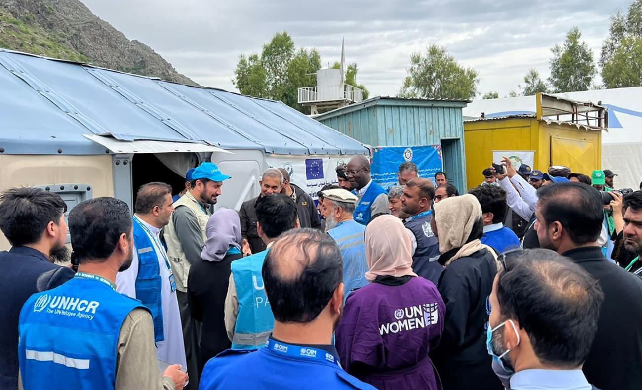 UN Resident Coordinator visits Torkham border where large number of Afghans are being returned from Pakistan